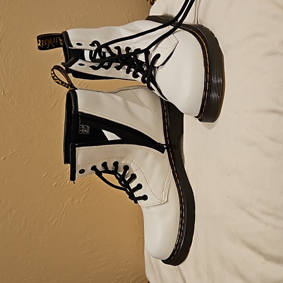 Dr Martens Airwair bouncing soles boots vegan leather - Picture 2 of 7